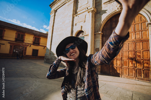 Mujer turista tomándose una selfie y disfrutando se sus vacaciones. Concepto de personas y viajes. photo