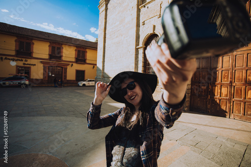 Mujer turista tomándose una selfie y disfrutando se sus vacaciones. Concepto de personas y viajes. photo