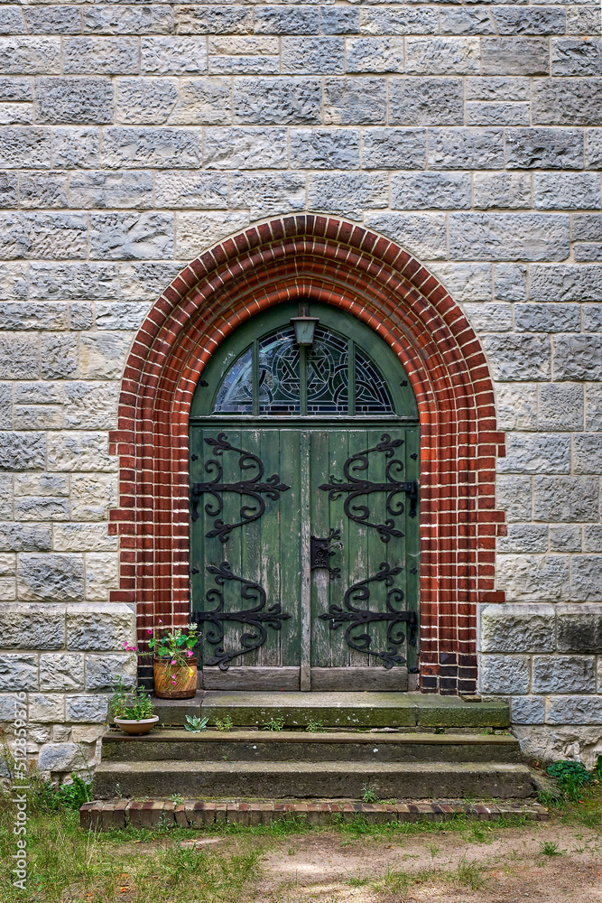 Profiliertes Schmuckportal mit kunstvollem Beschlag und Freitreppe am Westturm der denkmalgeschützten Dorfkirche Uetz