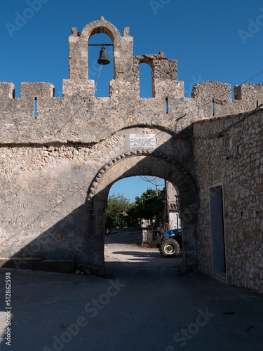 l'ingresso ad un tipico baglio rurale della sicilia. photo