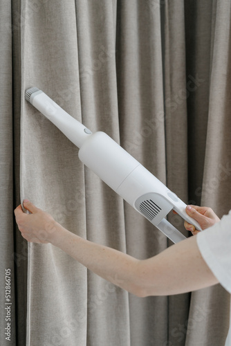 Fotografie Professional dry cleaning of curtains with vacuum cleaner