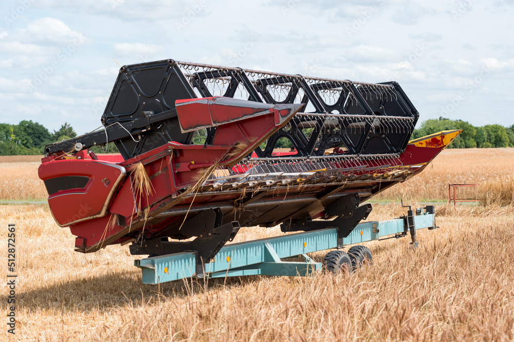 Fototapeta premium Engin agricole dans un champs