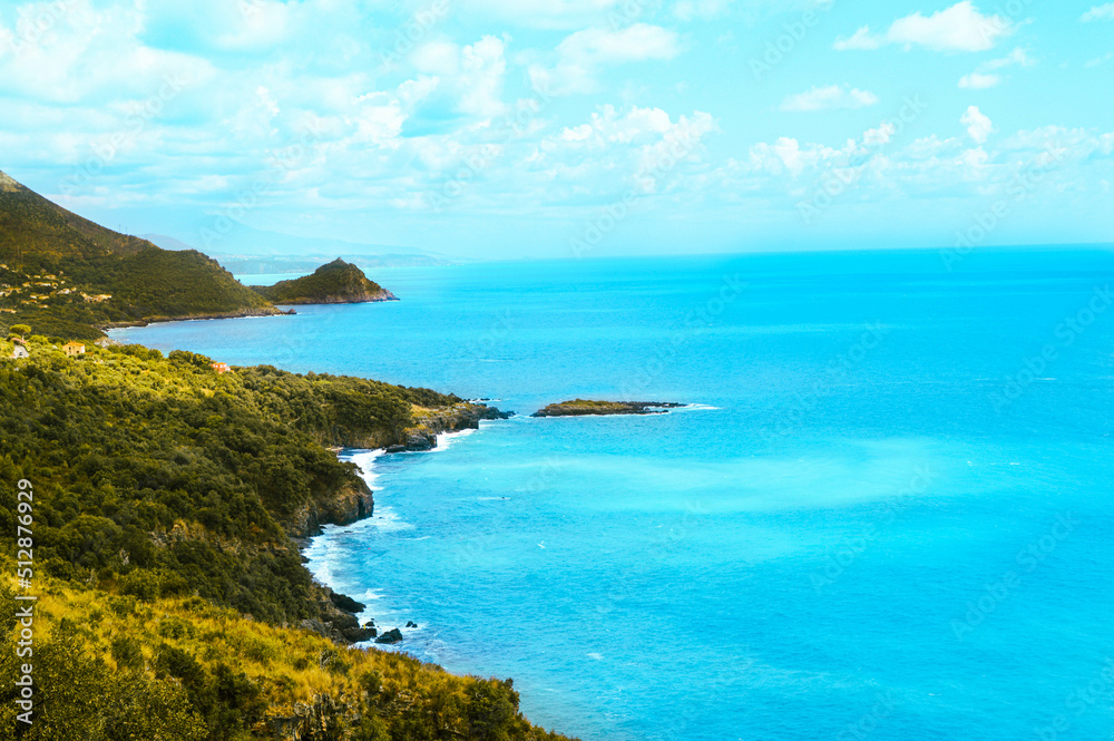 Splendide acque turchesi vicino a rocce e scogliere, baie tropicali blu.