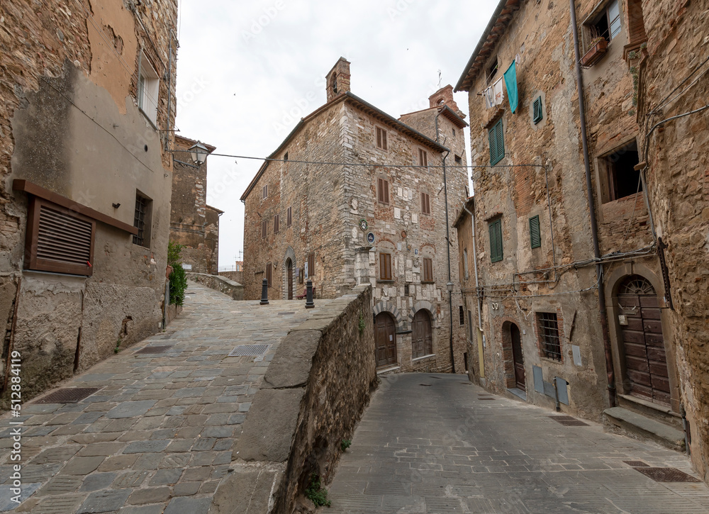 One of the most beautiful villages in Tuscany, Campiglia Marittima develops within the historic walls, the buildings are arranged in concentric semicircles and create a particular harmony that disting