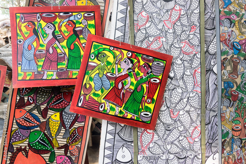 Obraz premium PINGLA, WEST BENGAL , INDIA - NOVEMBER 16TH 2014 : Colourful handicrafts are being prepared for sale in Pingla village by Indian rural worker. Handicrafts are rural Industry in West Bengal.