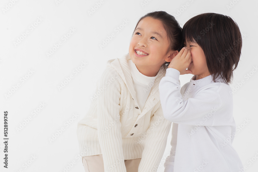 姉に寄り添って話す男の子 姉に寄り添って話す男の子