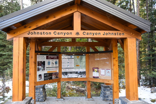 존스톤 캐년의 나무로 만든 안내판, a wooden sign at Johnston Canyon