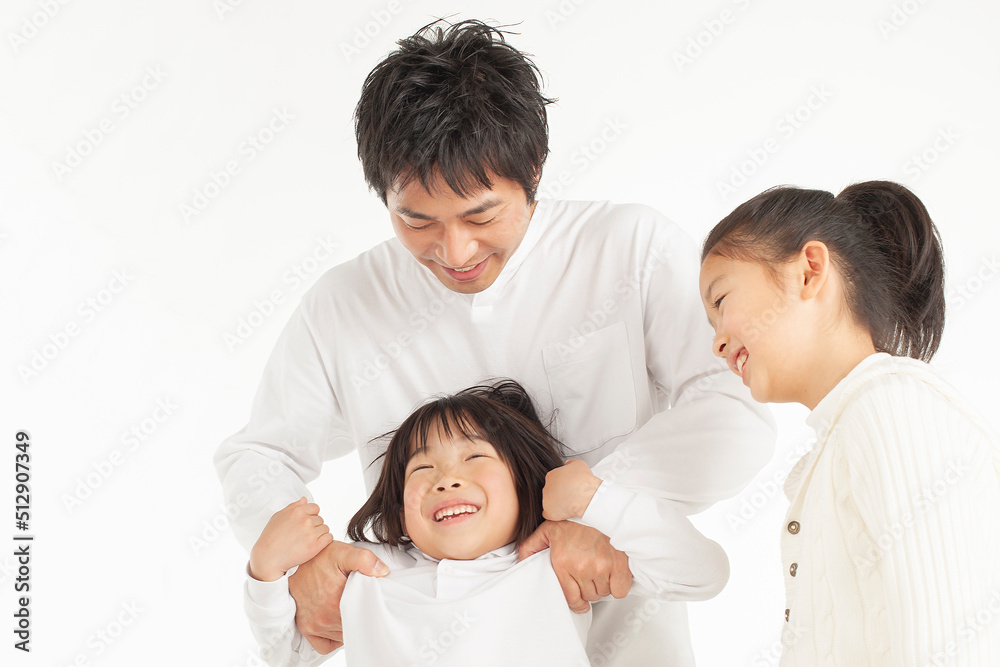 笑顔の父親と姉弟 笑顔の父親と姉弟