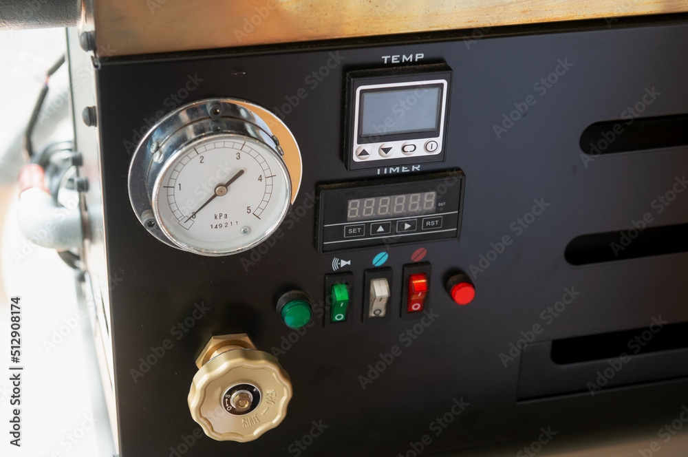 Obraz premium コーヒーの焙煎機の操作パネル
