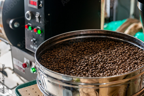 焙煎したコーヒー豆 焙煎機 イメージ