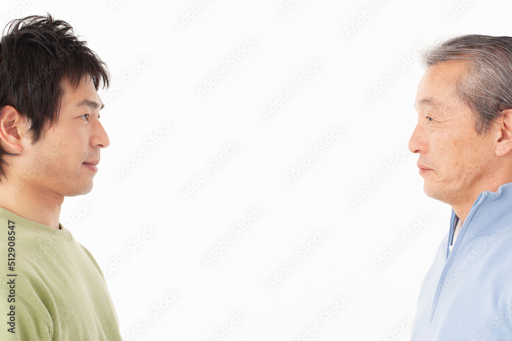 見つめ合うシニア男性と息子