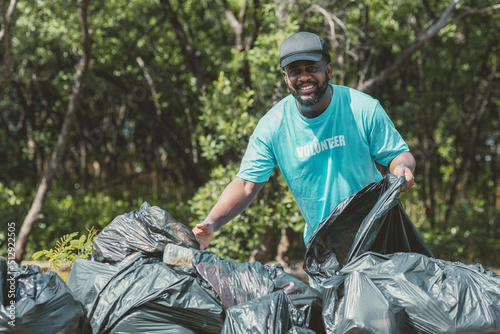 Foto Volunteer man clean up garbage waste in the forest for ecology in Earth day