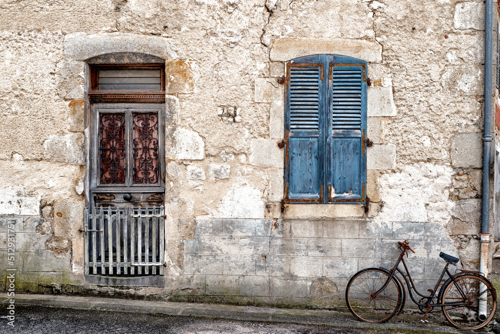 une vieille bicyclette contre la façade d'une maison une vieille bicyclette contre la façade d'une maison