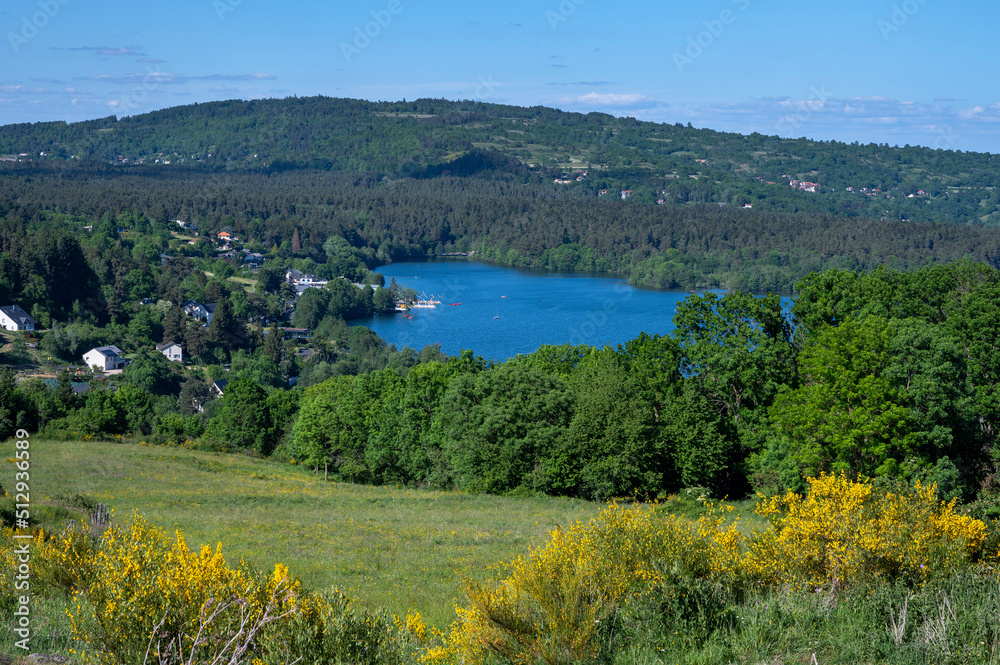 Naklejka premium Paysage d'Auvergne au printemps dans le parc régional des volcans d'Auvergne autour du las Aydat dans le département du Puy-de-Dôme