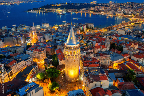 Foto Galata tower at night in Istanbul, Turkey.