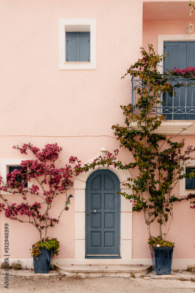 Naklejka premium Kefalonia drzwi, kwiaty kolorowe, grecka architektura 