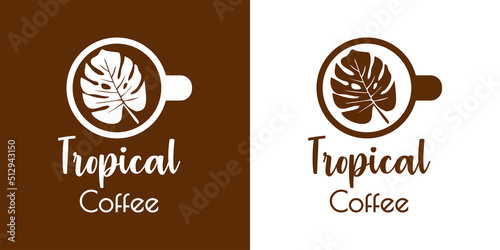 Banner con texto manuscrito Tropical Coffee. Logo beach bar. Vector con silueta de taza de café con hoja de planta monstera. Fondo marrón y fondo blanco