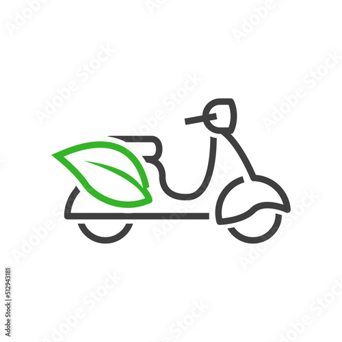 Logo scooter con combustible ecológico. Vector con silueta de moto con hoja de planta. Icono lineal. Color verde y gris