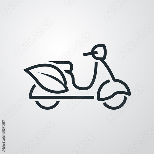 Logo scooter con combustible ecológico. Vector con silueta de moto con hoja de planta. Icono lineal. Fondo gris