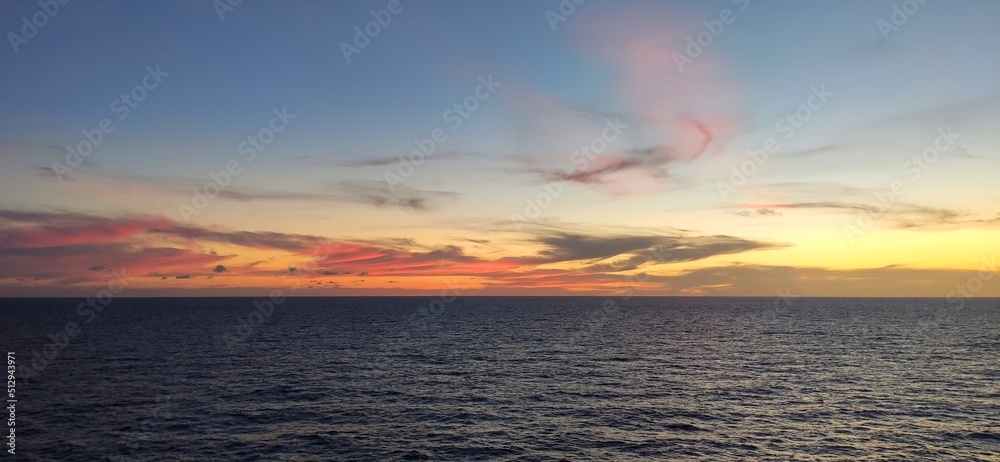 Obraz premium sunset over the sea