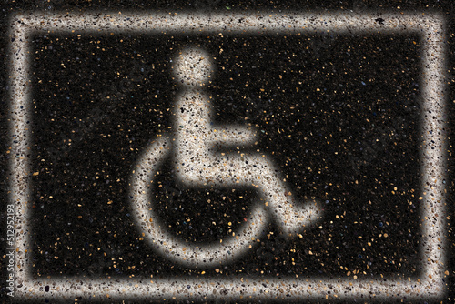 Emplacement réservé pour handicapés sur asphalte 