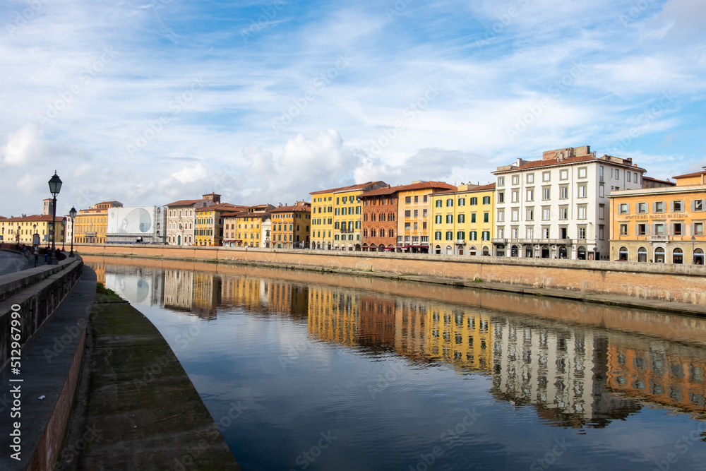 El rio Arlo a su paso por Pisa, Italia. 