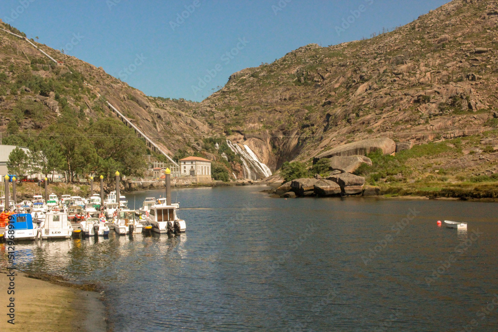 Obraz premium boats on the lake in Galicia, Spain