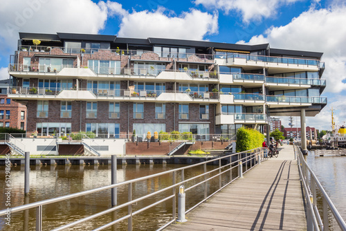 Stampa su tela Wooden bridge and modern apartment building in Emden, Germany