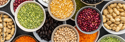 Foto Banner of different types of legumes in bowls, green with yellow peas and mung b