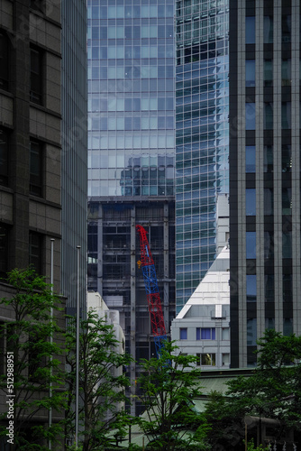 ビルの隙間から見える風景 © Tsubasa Mfg