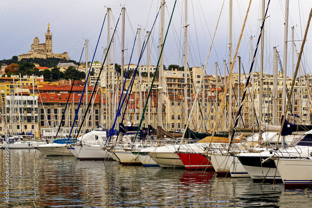 Alignement de voiliers dans le port de Marseille Alignement de voiliers dans le port de Marseille