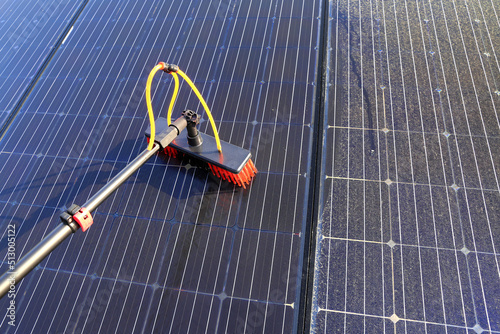 Gentle cleaning of solar modules with water