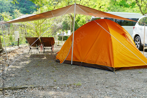 キャンプ　タープの下に張ったテント © Tak.Niwa