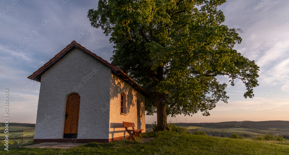 Abendstimmung  an der Linsbergkapelle in der Hessischen Rhön