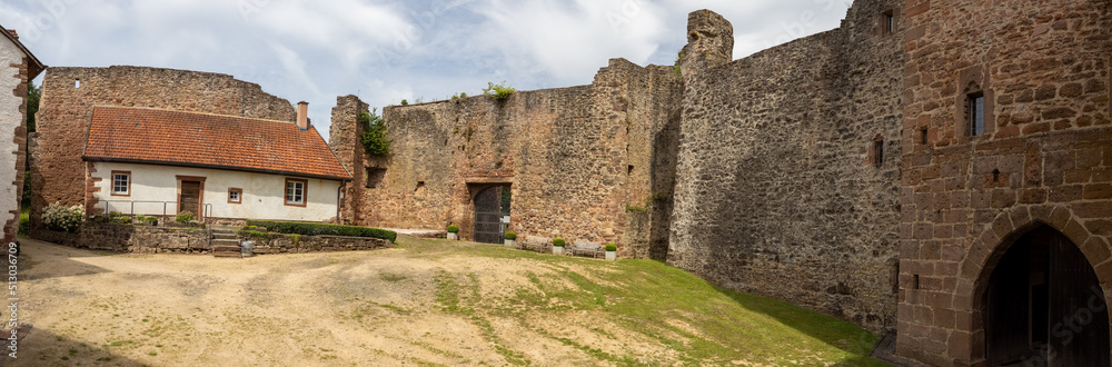 Panoramaaufnahme Innenhof der Bertradaburg Mürlenbach