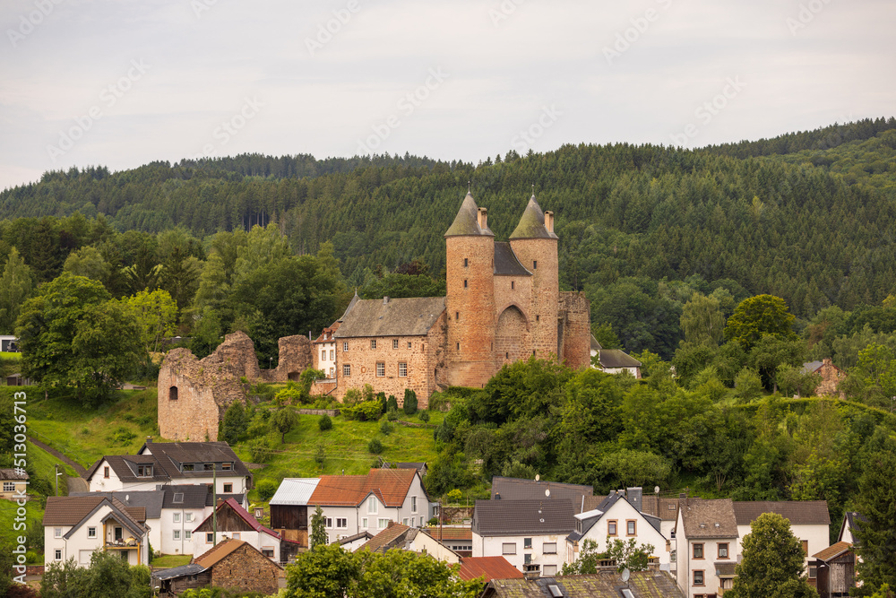 Blick auf die  Bertradaburg Mürlenbach 