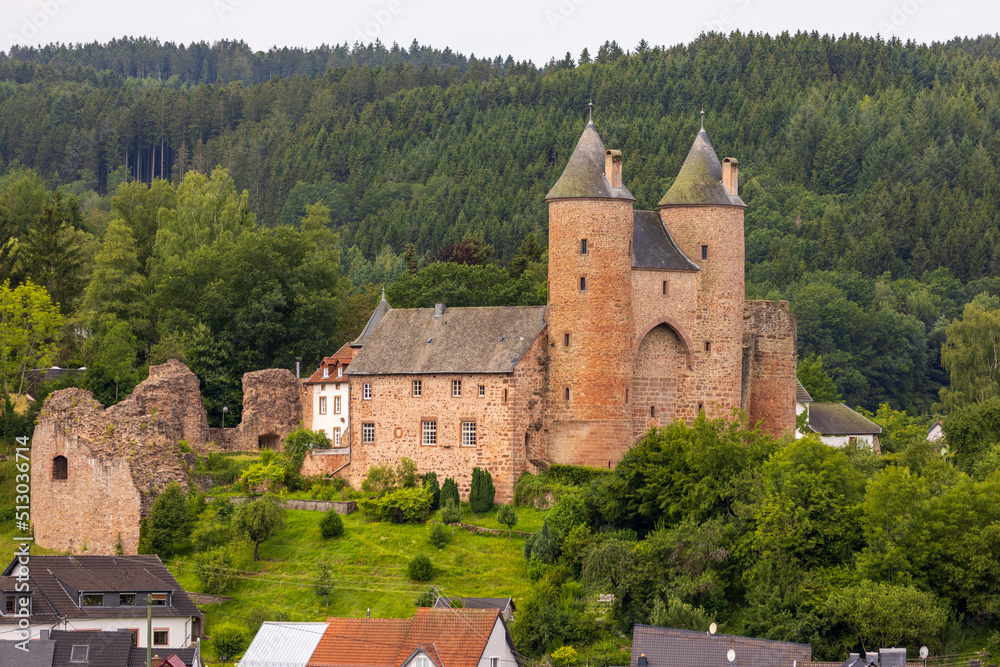 Fototapeta premium Blick auf die Bertradaburg Mürlenbach