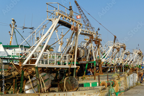 Bateaux de pêche à quai dans un port en Tunisie
