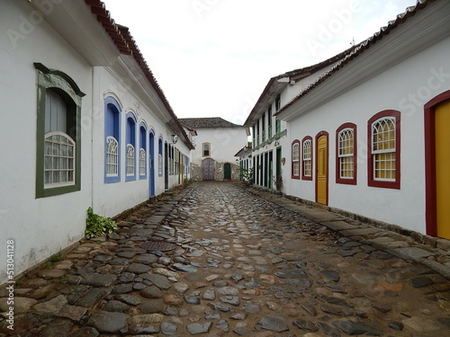 Obraz na płótnie Street of historical center in Paraty, Rio de Janeiro, Brazil. Paraty is a preserved Portuguese colonial and Brazilian Imperial municipality w salonie