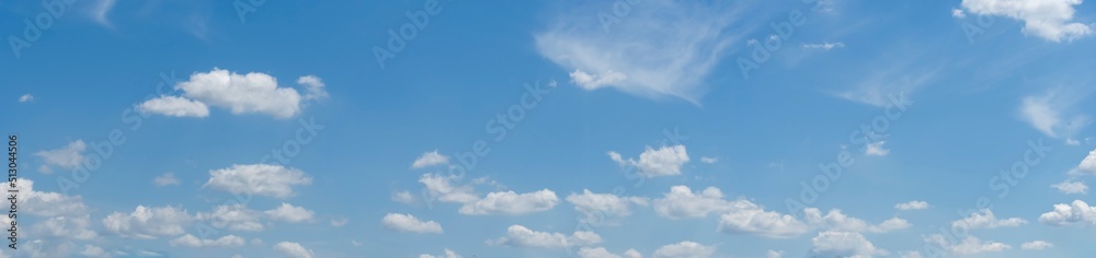 pogodne niebieskie błękitne niebo z białymi obłokami chmurami - obrazy, fototapety, plakaty 