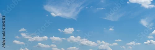 Obraz błękitne niebieskie niebo w pogodny dzień z białymi obłokami