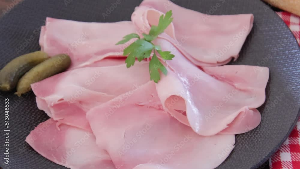 plusieurs tranches de jambon blanc dans une assiette plusieurs tranches de jambon blanc dans une assiette