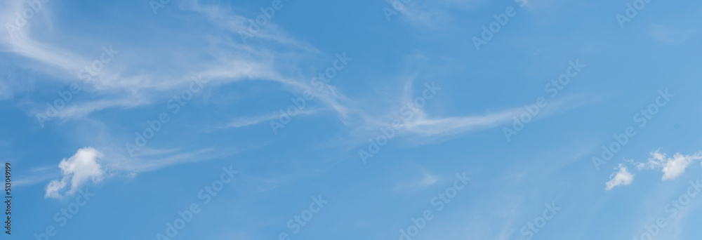 błękitne niebieskie niebo z smugami chmur białych - obrazy, fototapety, plakaty 
