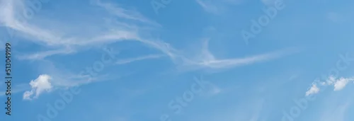 Obraz błękitne niebieskie niebo z smugami chmur białych