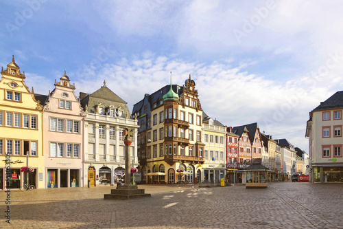 Der Hauptmarkt in Trier mit dem mittelalterlichen Marktkreuz