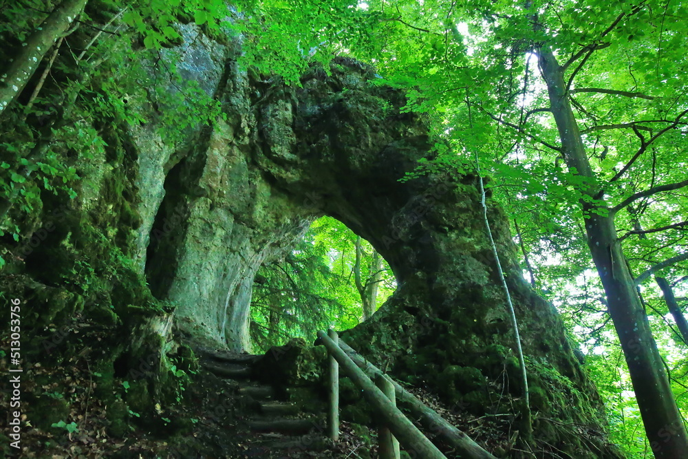 Foto De Das Felsentor Bei Gößweinstein Ist Ein Wunder Der Natur Und ...