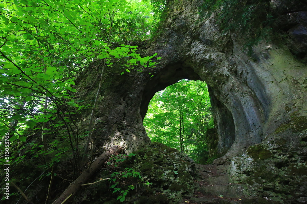 Das Felsentor bei Gößweinstein ist ein Wunder der Natur und durch Erosion entstanden. Das Felsentor bei Gößweinstein ist ein Wunder der Natur und durch Erosion entstanden.
