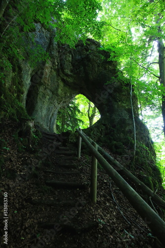Das Felsentor bei G    weinstein ist ein Wunder der Natur und durch Erosion entstanden.