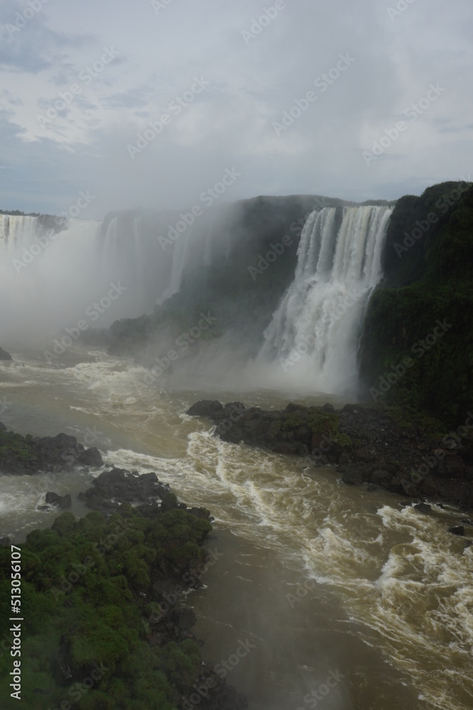 The photo shows a beautiful landscape of Iguazu Falls — a complex of 275 waterfalls on the Iguazu River, located on the border of Brazil (Paraná state) and Argentina (Misiones province).