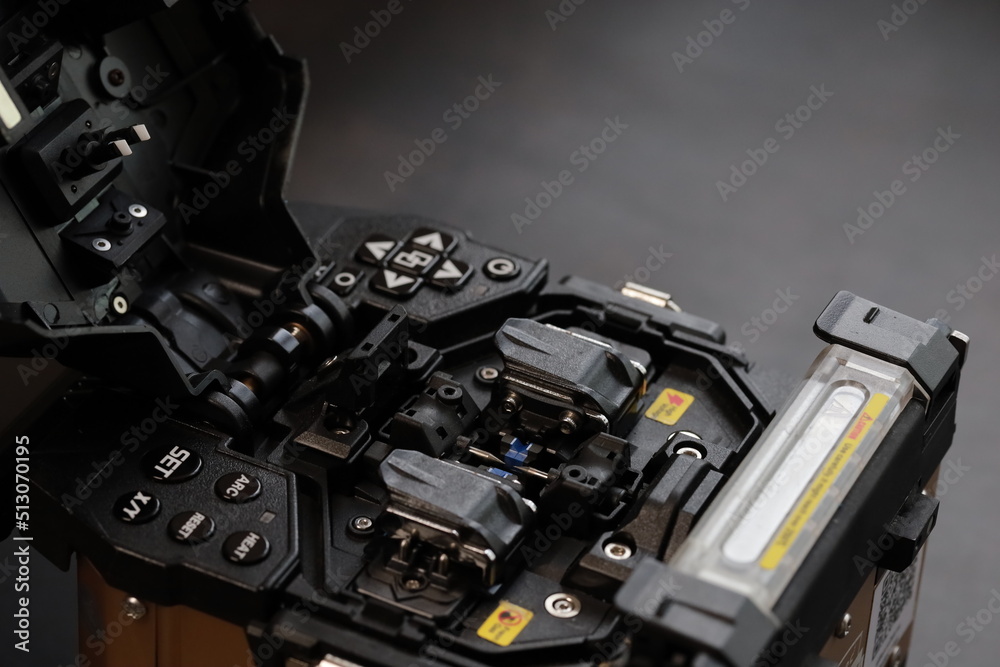 Fiber Optic Fusion Splicing Cable Internet signal and Wire connection with Fiber Optic Fusion Splicing machine,fiber optic cable splice machine in work